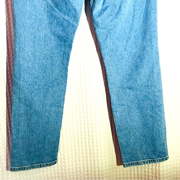 Good American Women med blue light jean high waist ,cool classic, distress Sz 8 - Picture 11 of 16